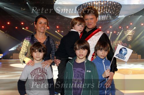 Hilversum 4 februari 2011
Sterren dansen op het ijs bij SBS6 in studio 22.
Het wordt gepresenteerd door Gerard Joling en Nance Coolen. Beau v Erven Dorens met vrouw en kinderen
Peter Smulders bv