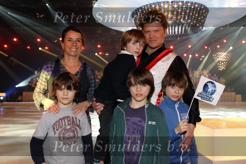Hilversum 4 februari 2011
Sterren dansen op het ijs bij SBS6 in studio 22.
Het wordt gepresenteerd door Gerard Joling en Nance Coolen. Beau v Erven Dorens met vrouw en kinderen
Peter Smulders bv