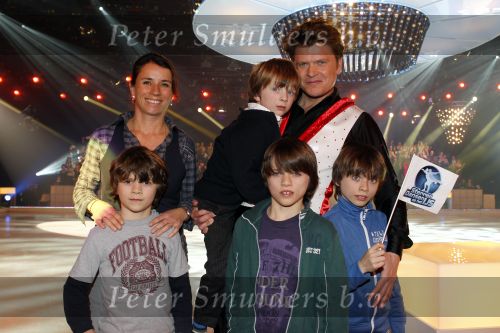 Hilversum 4 februari 2011
Sterren dansen op het ijs bij SBS6 in studio 22.
Het wordt gepresenteerd door Gerard Joling en Nance Coolen. Beau v Erven Dorens met vrouw en kinderen
Peter Smulders bv