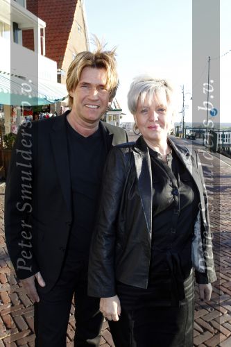 Volendam 28 januari 2011
Presentatie cd Helemaal Hollands in Old Dutch . Carlo en Leo zijn de zangers. Nick en Simon reikten de eerste cd uit. Carlo met zijn vrouw
Peter Smulders bv