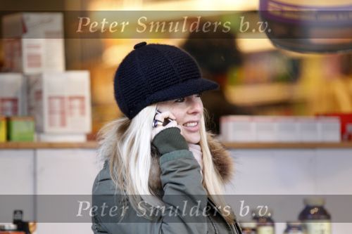 Amsterdam 28 januari 2011
Chantal Janzen met gsm op de cornelis schuytstraat.
Peter Smulders bv