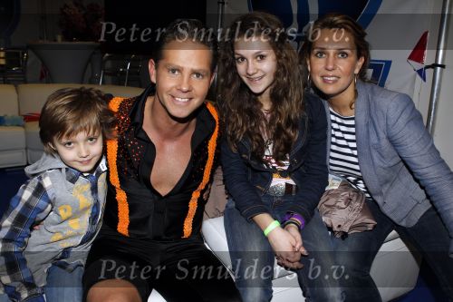 Hilversum 4 februari 2011
Sterren dansen op het ijs bij SBS6 in studio 22.
Het wordt gepresenteerd door Gerard Joling en Nance Coolen. Danny de Munk met vrouw en kinderen
Peter Smulders bv