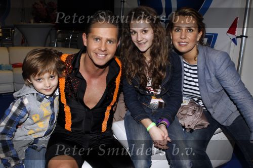 Hilversum 4 februari 2011
Sterren dansen op het ijs bij SBS6 in studio 22.
Het wordt gepresenteerd door Gerard Joling en Nance Coolen. Danny de Munk met vrouw en kinderen
Peter Smulders bv