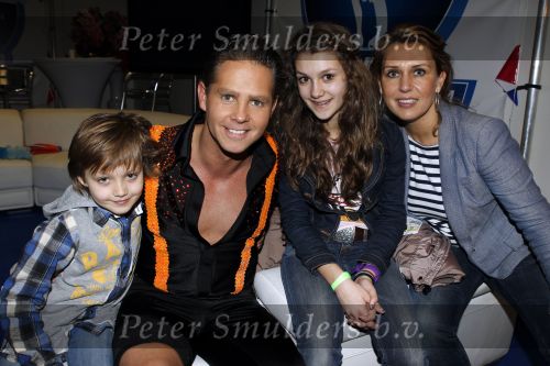 Hilversum 4 februari 2011
Sterren dansen op het ijs bij SBS6 in studio 22.
Het wordt gepresenteerd door Gerard Joling en Nance Coolen. Danny de Munk met vrouw en kinderen
Peter Smulders bv