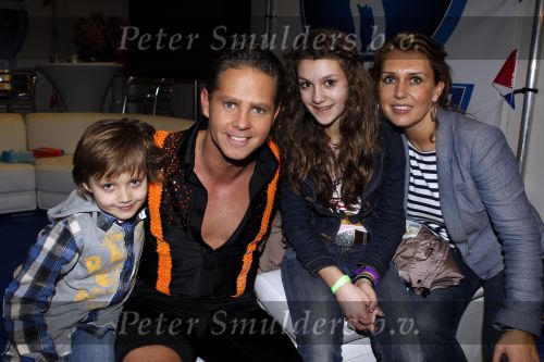 Hilversum 4 februari 2011
Sterren dansen op het ijs bij SBS6 in studio 22.
Het wordt gepresenteerd door Gerard Joling en Nance Coolen. Danny de Munk met vrouw en kinderen
Peter Smulders bv