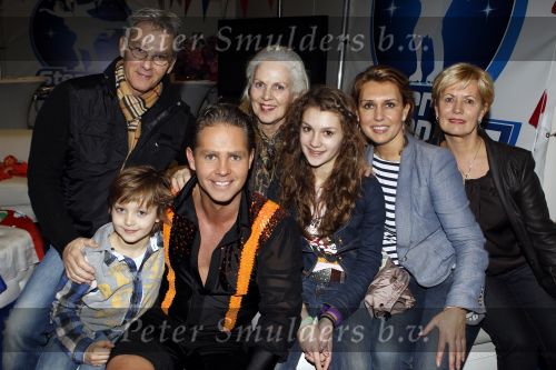 Hilversum 4 februari 2011
Sterren dansen op het ijs bij SBS6 in studio 22.
Het wordt gepresenteerd door Gerard Joling en Nance Coolen. Danny de Munk met vrouw en kinderen en ouders en schoonmoeder
Peter Smulders bv