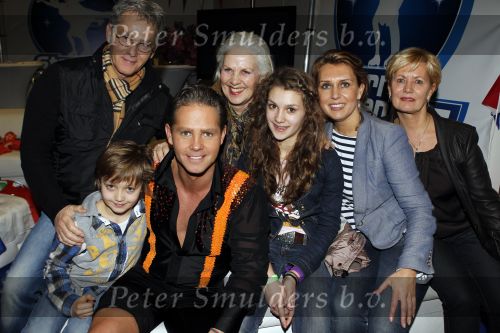 Hilversum 4 februari 2011
Sterren dansen op het ijs bij SBS6 in studio 22.
Het wordt gepresenteerd door Gerard Joling en Nance Coolen. Danny de Munk met vrouw en kinderen en ouders en schoonmoeder
Peter Smulders bv