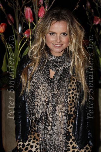 Amsterdam 1 februari 2011
Fatima Moreira de Melo ontvangt het eerste LeDuc magazine bij het college hotel.
Peter Smulders bv