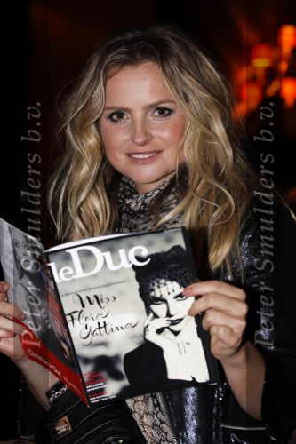 Amsterdam 1 februari 2011
Fatima Moreira de Melo ontvangt het eerste LeDuc magazine bij het college hotel.
Peter Smulders bv