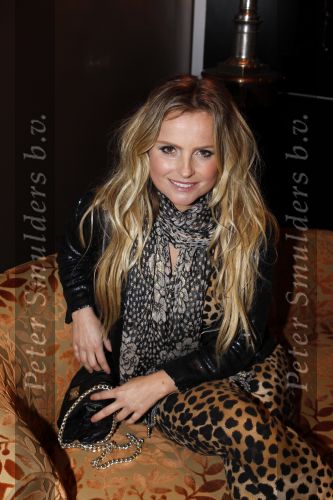 Amsterdam 1 februari 2011
Fatima Moreira de Melo ontvangt het eerste LeDuc magazine bij het college hotel.
Peter Smulders bv