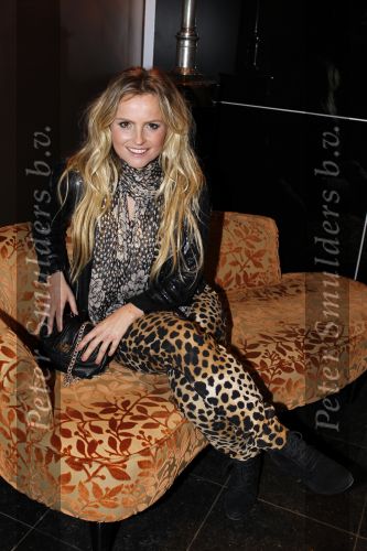 Amsterdam 1 februari 2011
Fatima Moreira de Melo ontvangt het eerste LeDuc magazine bij het college hotel.
Peter Smulders bv