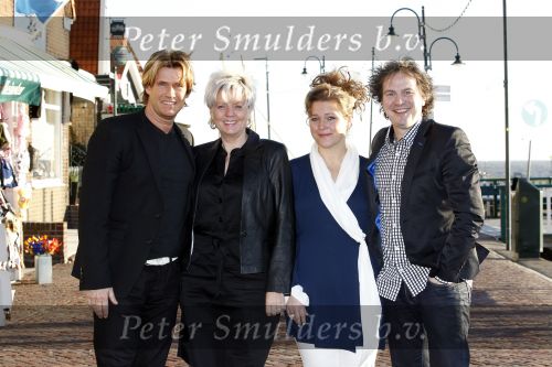 Volendam 28 januari 2011
Presentatie cd Helemaal Hollands in Old Dutch . Carlo en Leo zijn de zangers. Nick en Simon reikten de eerste cd uit. Carlo en Leo met hun vrouwen
Peter Smulders bv