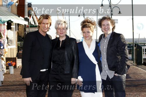 Volendam 28 januari 2011
Presentatie cd Helemaal Hollands in Old Dutch . Carlo en Leo zijn de zangers. Nick en Simon reikten de eerste cd uit. Carlo en Leo met hun vrouwen
Peter Smulders bv