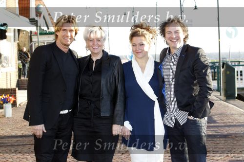 Volendam 28 januari 2011
Presentatie cd Helemaal Hollands in Old Dutch . Carlo en Leo zijn de zangers. Nick en Simon reikten de eerste cd uit. Carlo en Leo met hun vrouwen
Peter Smulders bv