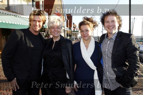 Volendam 28 januari 2011
Presentatie cd Helemaal Hollands in Old Dutch . Carlo en Leo zijn de zangers. Nick en Simon reikten de eerste cd uit. Carlo en Leo met hun vrouwen
Peter Smulders bv