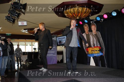 Volendam 28 januari 2011
Presentatie cd Helemaal Hollands in Old Dutch . Carlo en Leo zijn de zangers. Nick en Simon reikten de eerste cd uit.
Peter Smulders bv