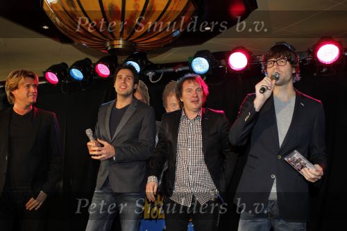 Volendam 28 januari 2011
Presentatie cd Helemaal Hollands in Old Dutch . Carlo en Leo zijn de zangers. Nick en Simon reikten de eerste cd uit.
Peter Smulders bv