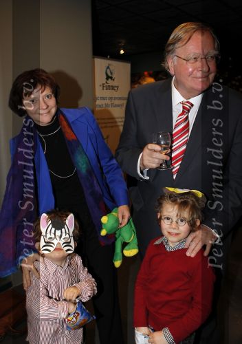 Blijdorp Rotterdam 2 februari 2011
Presentatie van het nieuwe boek van Prinses laurentien en Sieb Posthuma in dierentuin Blijdorp. Prins Constantijn en hun kinderen Eloise Claus Cazimir en Leonore. Huub Oosterhuyis met kleinkinderen ( trijntje) en vriendin
Peter Smulders bv