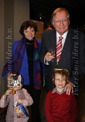 Blijdorp Rotterdam 2 februari 2011
Presentatie van het nieuwe boek van Prinses laurentien en Sieb Posthuma in dierentuin Blijdorp. Prins Constantijn en hun kinderen Eloise Claus Cazimir en Leonore. Huub Oosterhuyis met kleinkinderen ( trijntje) en vriendin
Peter Smulders bv