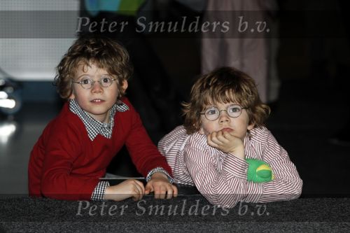 Blijdorp Rotterdam 2 februari 2011
Presentatie van het nieuwe boek van Prinses laurentien en Sieb Posthuma in dierentuin Blijdorp. Prins Constantijn en hun kinderen Eloise Claus Cazimir en Leonore. Huub Oosterhuyis met kleinkinderen ( trijntje) en vriendin
Peter Smulders bv