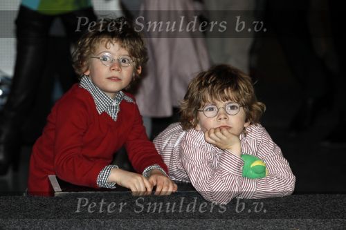Blijdorp Rotterdam 2 februari 2011
Presentatie van het nieuwe boek van Prinses laurentien en Sieb Posthuma in dierentuin Blijdorp. Prins Constantijn en hun kinderen Eloise Claus Cazimir en Leonore. Huub Oosterhuyis met kleinkinderen ( trijntje) en vriendin
Peter Smulders bv