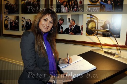 Amsterdam 25 januari 2011
Cast Legalyy Blonde opent amsterdamse effectenbeurs. Aanwezig Pearl Jozefzoon, Albert Verlinde Laura Vlasblom Kim Lian v d Meij Joey Schalker Roy v Iersel .Laura met Buddha to Buddha armband
Peter Smulders bv