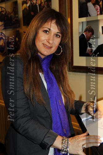 Amsterdam 25 januari 2011
Cast Legalyy Blonde opent amsterdamse effectenbeurs. Aanwezig Pearl Jozefzoon, Albert Verlinde Laura Vlasblom Kim Lian v d Meij Joey Schalker Roy v Iersel .Laura met Buddha to Buddha armband
Peter Smulders bv