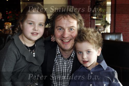 Volendam 28 januari 2011
Presentatie cd Helemaal Hollands in Old Dutch . Carlo en Leo zijn de zangers. Nick en Simon reikten de eerste cd uit. Leo met zijn kinderen
Peter Smulders bv