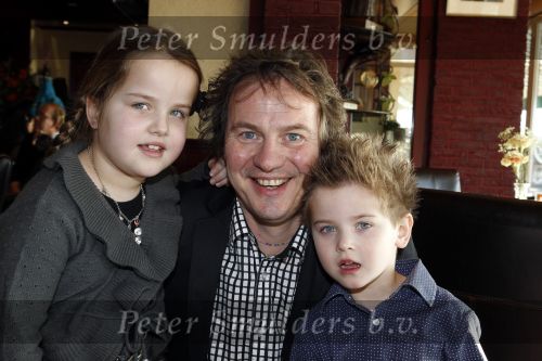 Volendam 28 januari 2011
Presentatie cd Helemaal Hollands in Old Dutch . Carlo en Leo zijn de zangers. Nick en Simon reikten de eerste cd uit. Leo met zijn kinderen
Peter Smulders bv