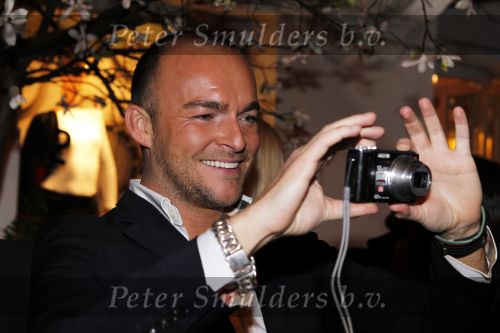 Amsterdam 3 februari 2011
Talkies shopping night bij cafe PC. Mark Lubacj met Buddha to Buddha armband
Peter Smulders bv