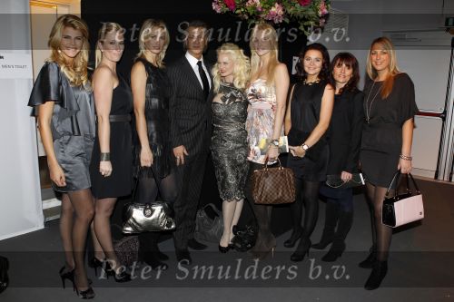 Amsterdam 28 januari 2011
Modeshow Addy v d Krommenacker op de amsterdam fashion week. Marc v Toren van Farouk Systems met oa Kim Kotter Anouk Smulders Irene Avogadri en Monique Sluyter
Peter Smulders bv