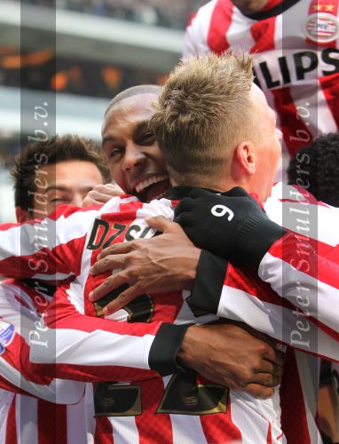 Eindhoven, 20 Maqrt 2011
kompetitiewedstrijd PSV-NAC, eindstand 4-1
Seizoen 2010/2011
Marcelo feliciteer Balazs Dzsudzsak met eerste doelpunt
Foto Junior Smulders