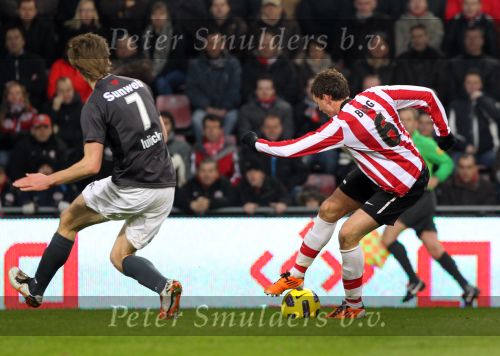Eindhoven, 20 Maqrt 2011
kompetitiewedstrijd PSV-NAC, eindstand 4-1
Seizoen 2010/2011
Marcus Berg in duel met Kees Luijckx
Foto Junior Smulders