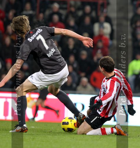 Eindhoven, 20 Maqrt 2011
kompetitiewedstrijd PSV-NAC, eindstand 4-1
Seizoen 2010/2011
Marcus Berg in duel met Kees Luijckx
Foto Junior Smulders