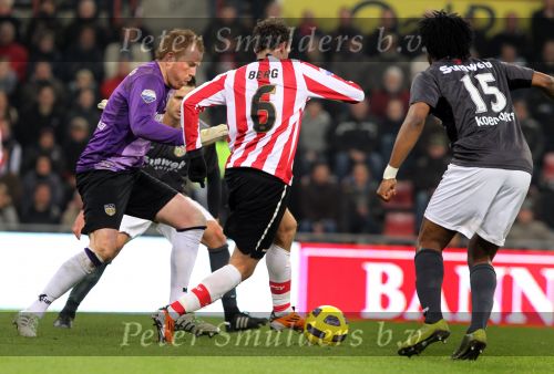 Eindhoven, 20 Maqrt 2011
kompetitiewedstrijd PSV-NAC, eindstand 4-1
Seizoen 2010/2011
Marcus Berg in duel met Milano Koenders
Foto Junior Smulders