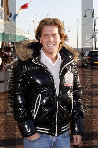 Volendam 28 januari 2011
Presentatie cd Helemaal Hollands in Old Dutch . Carlo en Leo zijn de zangers. Nick en Simon reikten de eerste cd uit. Nick Nielsen
Peter Smulders bv