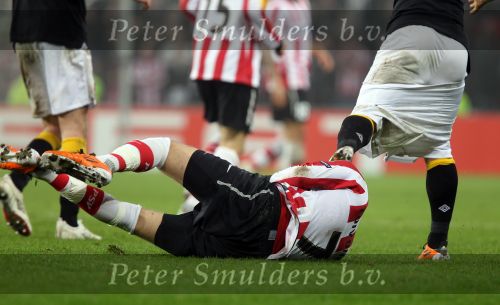 Eindhoven, 24 Februari 2011
Uefacup wedstrijd PSV-OSC Lille, eindstand 3-1
Ola Toivonen trekt de broek van de kont van zijn tegenstander
Foto Junior Smulders