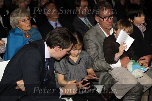 Blijdorp Rotterdam 2 februari 2011
Presentatie van het nieuwe boek van Prinses laurentien en Sieb Posthuma in dierentuin Blijdorp. Prins Constantijn en hun kinderen Eloise Claus Cazimir en Leonore.
Peter Smulders bv