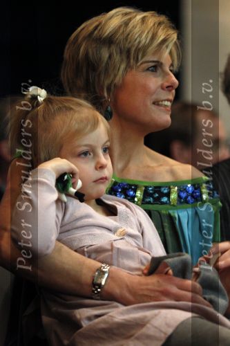 Blijdorp Rotterdam 2 februari 2011
Presentatie van het nieuwe boek van Prinses laurentien en Sieb Posthuma in dierentuin Blijdorp. Prins Constantijn en hun kinderen Eloise Claus Cazimir en Leonore.
Peter Smulders bv