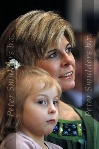 Blijdorp Rotterdam 2 februari 2011
Presentatie van het nieuwe boek van Prinses laurentien en Sieb Posthuma in dierentuin Blijdorp. Prins Constantijn en hun kinderen Eloise Claus Cazimir en Leonore.
Peter Smulders bv
