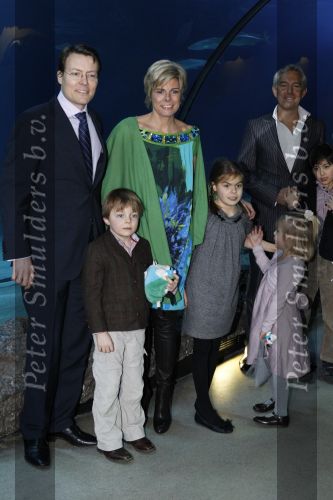 Blijdorp Rotterdam 2 februari 2011
Presentatie van het nieuwe boek van Prinses laurentien en Sieb Posthuma in dierentuin Blijdorp. Prins Constantijn en hun kinderen Eloise Claus Cazimir en Leonore.
Peter Smulders bv