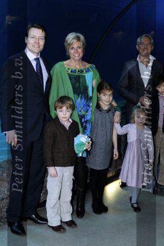 Blijdorp Rotterdam 2 februari 2011
Presentatie van het nieuwe boek van Prinses laurentien en Sieb Posthuma in dierentuin Blijdorp. Prins Constantijn en hun kinderen Eloise Claus Cazimir en Leonore.
Peter Smulders bv