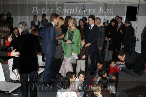 Blijdorp Rotterdam 2 februari 2011
Presentatie van het nieuwe boek van Prinses laurentien en Sieb Posthuma in dierentuin Blijdorp. Prins Constantijn en hun kinderen Eloise Claus Cazimir en Leonore.
Peter Smulders bv