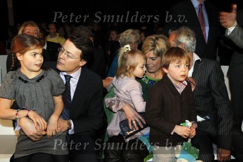 Blijdorp Rotterdam 2 februari 2011
Presentatie van het nieuwe boek van Prinses laurentien en Sieb Posthuma in dierentuin Blijdorp. Prins Constantijn en hun kinderen Eloise Claus Cazimir en Leonore.
Peter Smulders bv