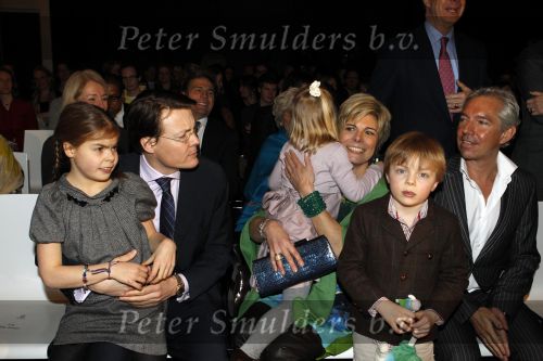 Blijdorp Rotterdam 2 februari 2011
Presentatie van het nieuwe boek van Prinses laurentien en Sieb Posthuma in dierentuin Blijdorp. Prins Constantijn en hun kinderen Eloise Claus Cazimir en Leonore.
Peter Smulders bv