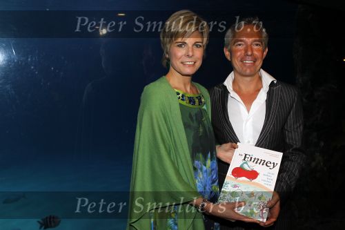 Blijdorp Rotterdam 2 februari 2011
Presentatie van het nieuwe boek van Prinses laurentien en Sieb Posthuma in dierentuin Blijdorp. Prins Constantijn en hun kinderen Eloise Claus Cazimir en Leonore.
Peter Smulders bv