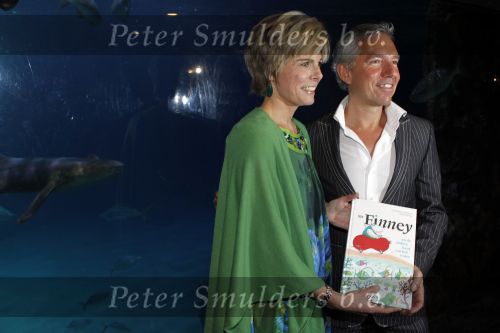 Blijdorp Rotterdam 2 februari 2011
Presentatie van het nieuwe boek van Prinses laurentien en Sieb Posthuma in dierentuin Blijdorp. Prins Constantijn en hun kinderen Eloise Claus Cazimir en Leonore.
Peter Smulders bv