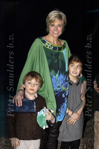 Blijdorp Rotterdam 2 februari 2011
Presentatie van het nieuwe boek van Prinses laurentien en Sieb Posthuma in dierentuin Blijdorp. Prins Constantijn en hun kinderen Eloise Claus Cazimir en Leonore.
Peter Smulders bv