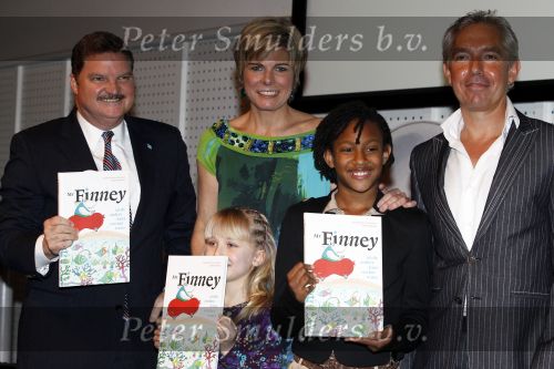 Blijdorp Rotterdam 2 februari 2011
Presentatie van het nieuwe boek van Prinses laurentien en Sieb Posthuma in dierentuin Blijdorp. Prins Constantijn en hun kinderen Eloise Claus Cazimir en Leonore.
Peter Smulders bv