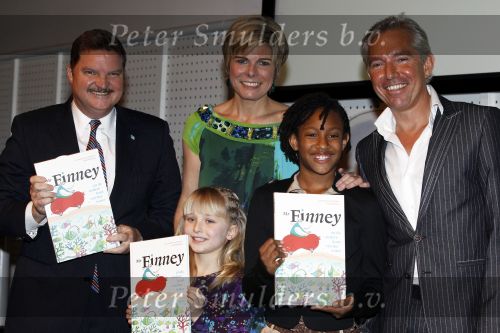 Blijdorp Rotterdam 2 februari 2011
Presentatie van het nieuwe boek van Prinses laurentien en Sieb Posthuma in dierentuin Blijdorp. Prins Constantijn en hun kinderen Eloise Claus Cazimir en Leonore.
Peter Smulders bv